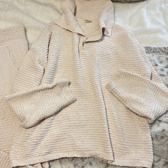 Two piece cozy set ! Never worn brand new - Picture 2 of 4
